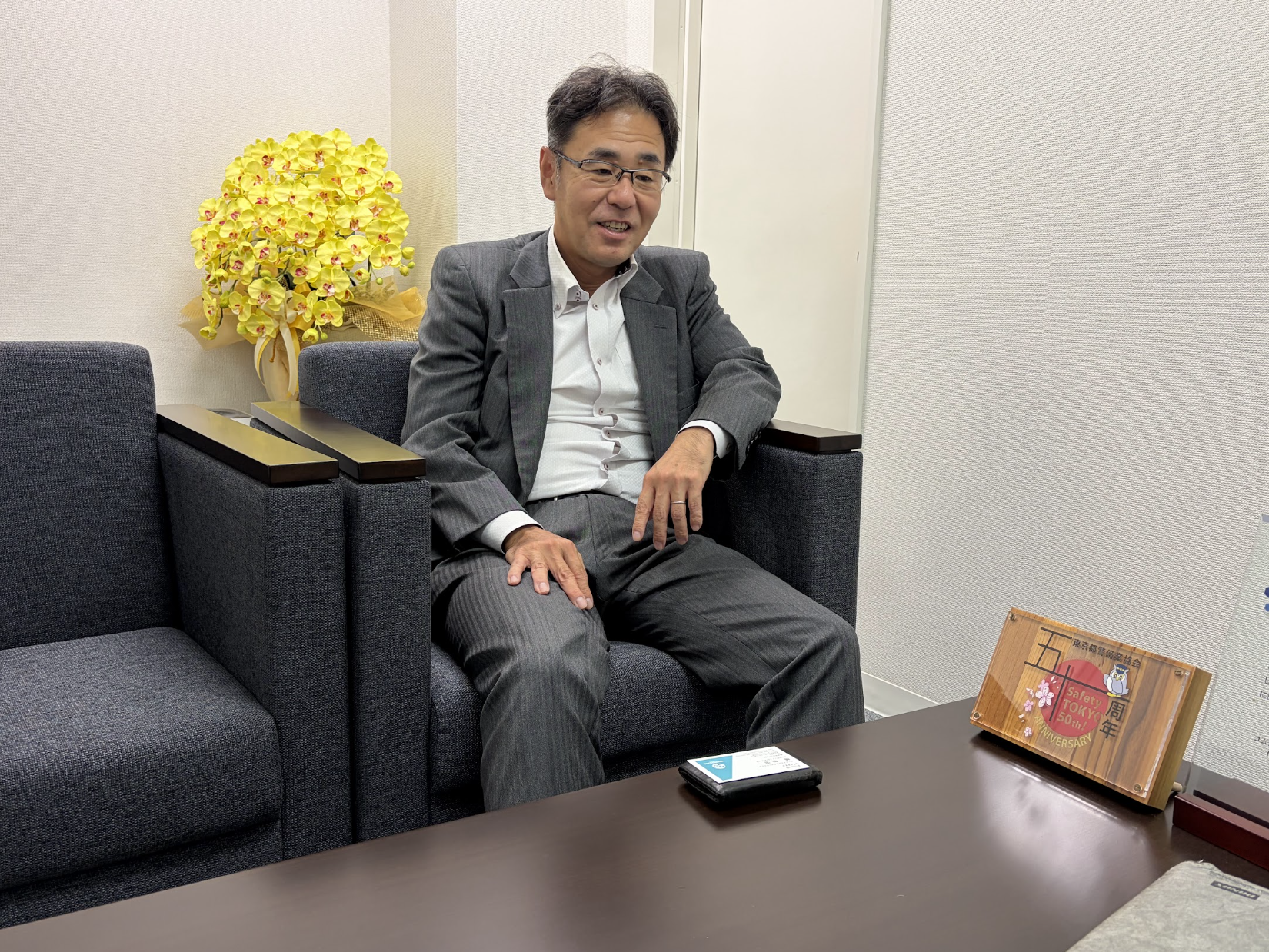 ミカドセキュリティー株式会社のインタビューに応じる様子